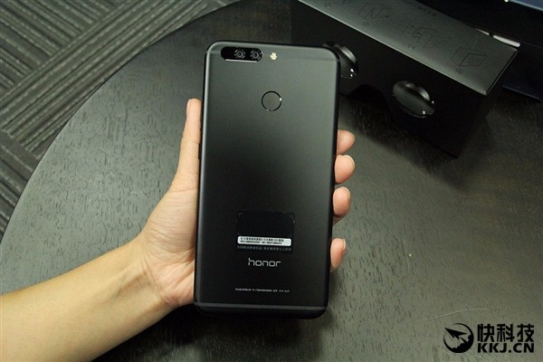 В сети засветили новые фото и характеристики безрамочного Huawei Honor Note 9