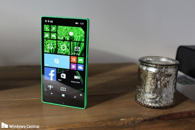 Не судьба: прототип безрамочного бюджетника Lumia 435 на фото