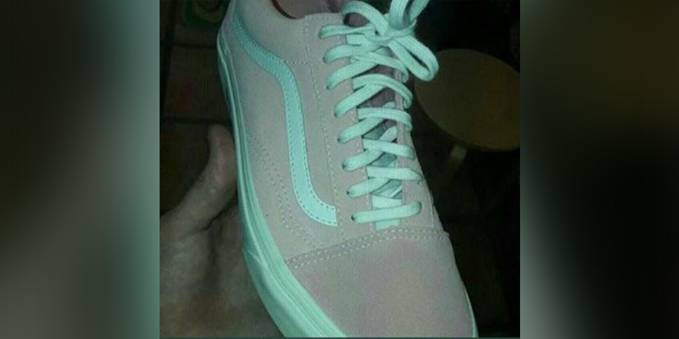 В интернете опять спорят о цветах: кроссовка серо-бирюзовая или бело-розовая? 