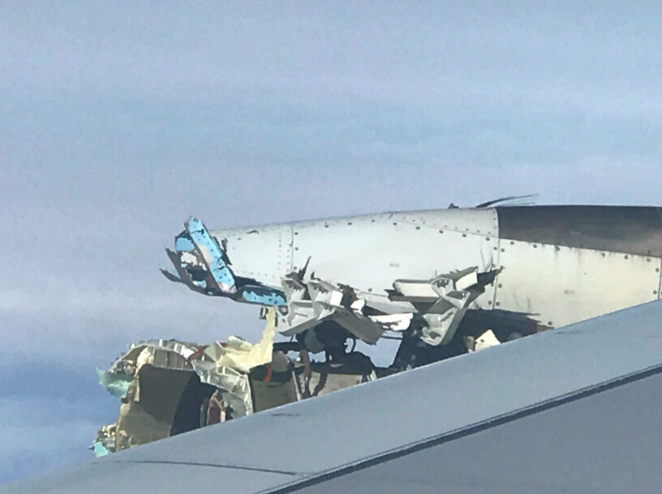 Пассажиры лайнера A380 поделились снимками разбитого двигателя