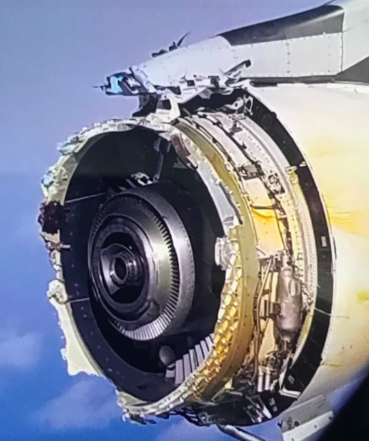 Пассажиры лайнера A380 поделились снимками разбитого двигателя