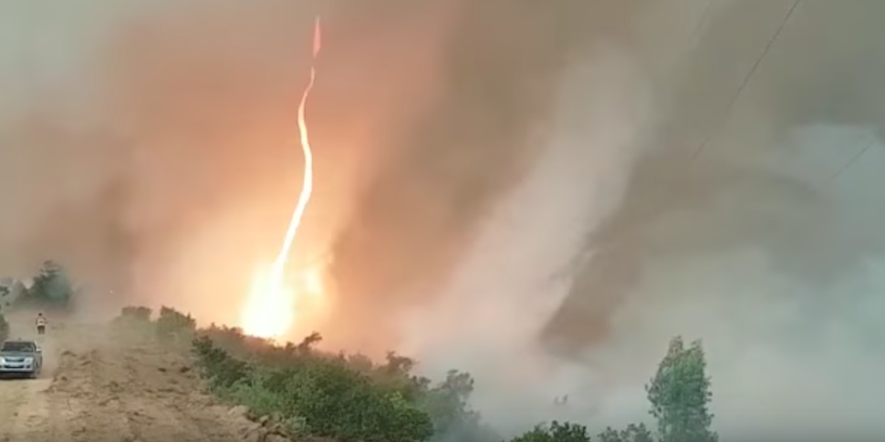 Пожарные засняли огненное торнадо в Португалии 