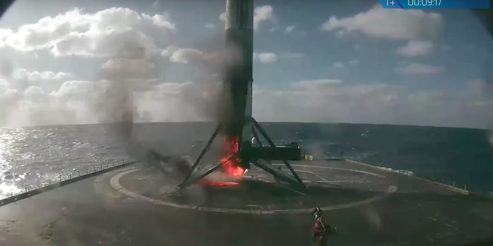 Первая ступень Falcon 9 успешно села, но немного подгорела уже на платформе 