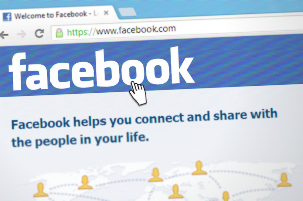 Facebook предлагает пользователям поделиться обнаженкой