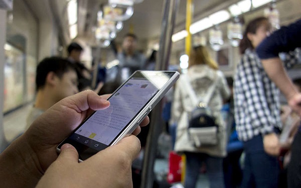 Новое ПО от Google предупреждает пользователя о смотрящих на экран телефона незнакомцах