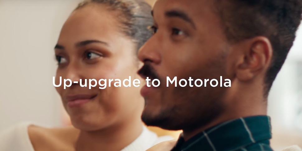Motorola пошутила над Samsung в новой рекламе 