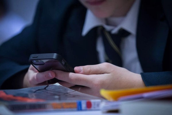 Во Франции запретили мобильники в школах