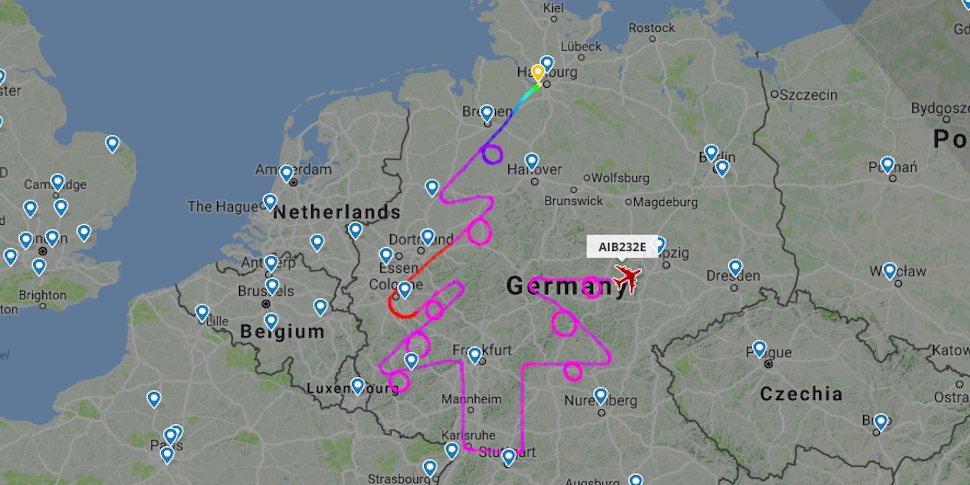 В небе над Германией Airbus A380 рисует рождественскую елку