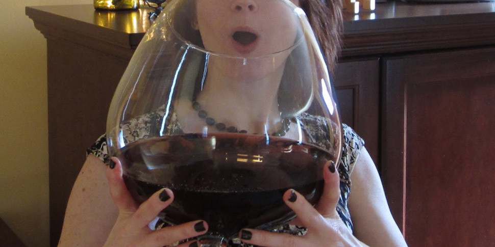 Ученые назвали большие бокалы и тарелки причиной алкоголизма и переедания