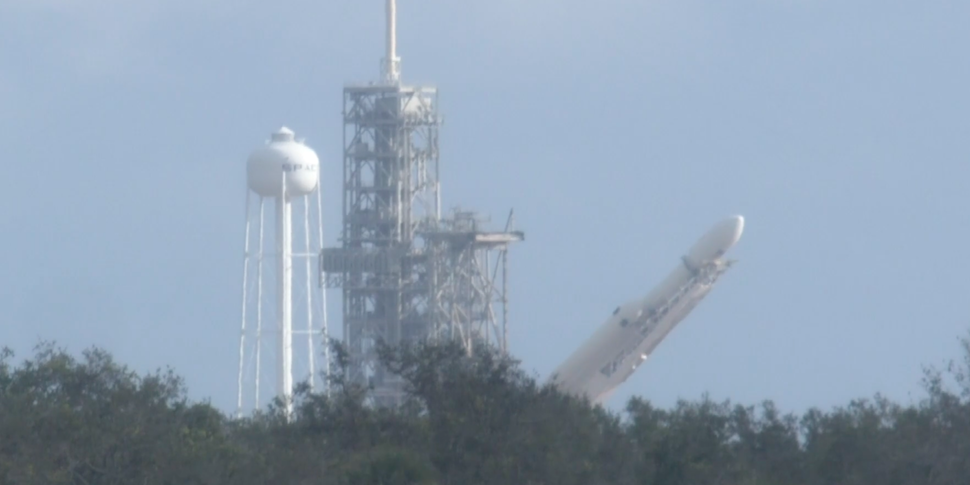 В сети появилось видео установки Falcon Heavy на стартовый стол 