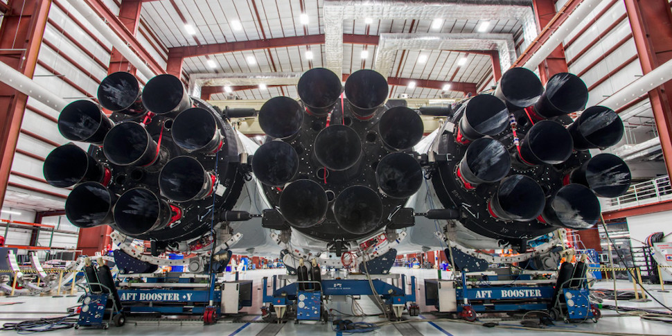 Илон Маск показал практически собранную ракету Falcon Heavy
