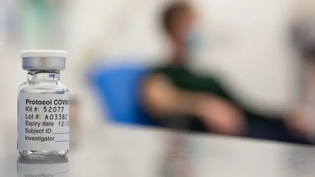Испортивший 500 доз вакцины от коронавируса мужчина опасался изменения ДНК
